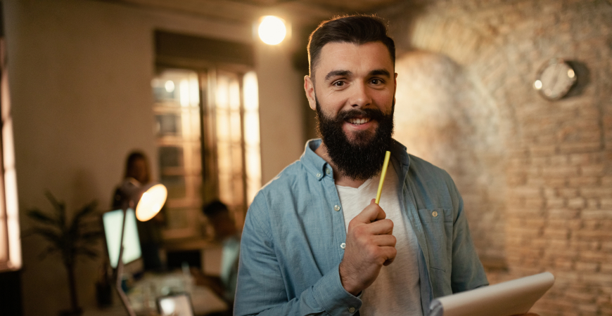 Profissional analisando relatórios sobre Planejamento tributário 7 passos para reduzir impostos dentro da lei