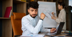 Profissional analisando relatórios sobre Reforma Tributária o que muda para empresas e preparação tributária